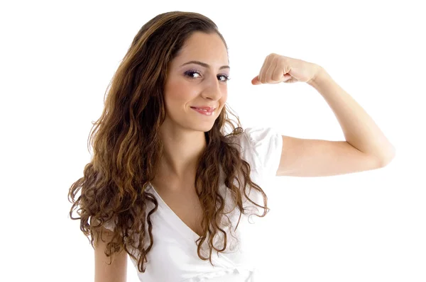 Attraktiv kvinna visar hennes muskler — Stockfoto