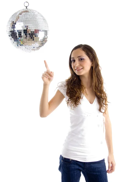 Vacker kvinna pekar på mirror ball — Stockfoto