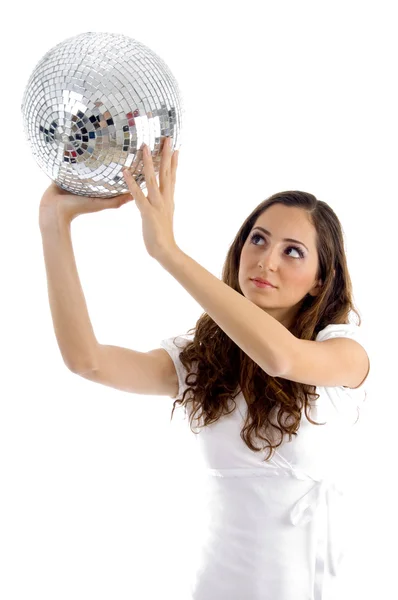 Vrouw zoekt op disco spiegel bal — Stockfoto