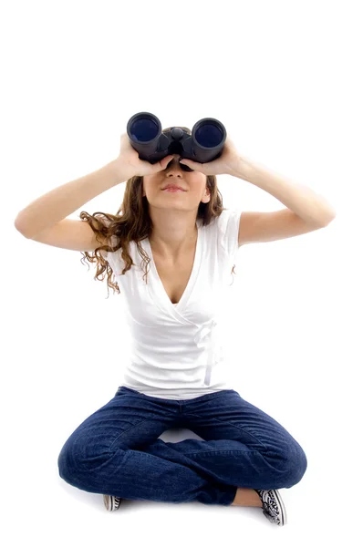 Observações femininas através do binocular — Fotografia de Stock