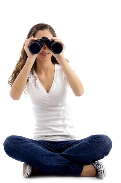 Modelo mirando a través de binoculares — Foto de Stock