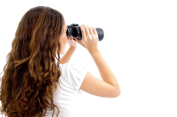 Tonåring tjej tittar genom kikare — Stockfoto