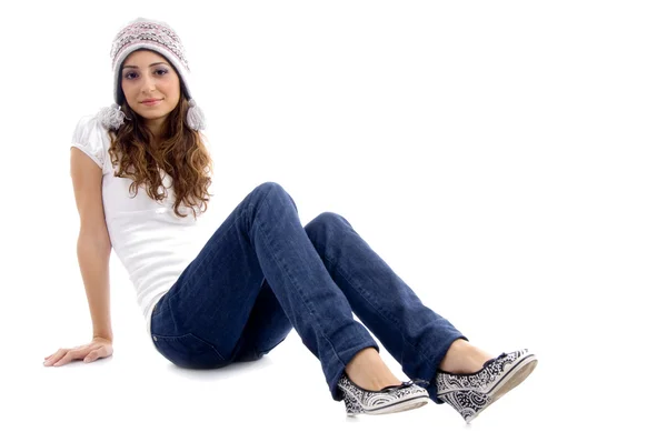 Módní dívka, která nosí čepici na podlaze — Stock fotografie