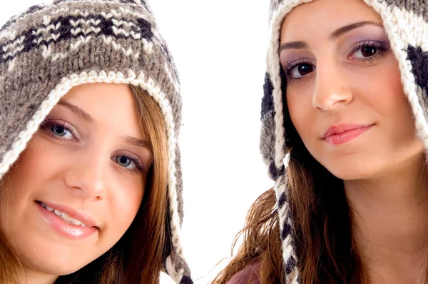 Dwaj młodzi przyjaciele czapce wełniane — Zdjęcie stockowe
