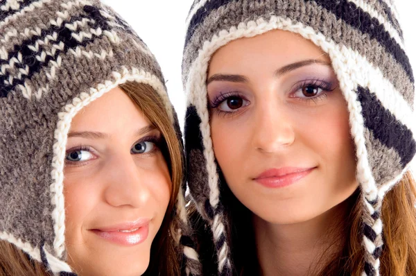 Close up de adolescentes bonitos em boné de lã — Fotografia de Stock