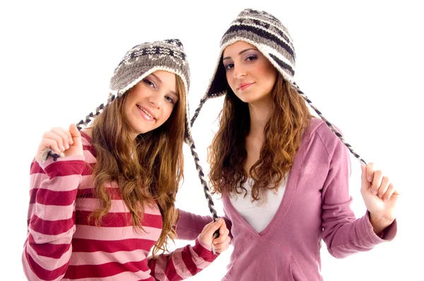 Kızlar onların yün şapka dantel germe — Stok fotoğraf