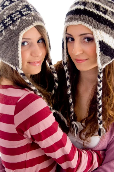Jovens amigas usando boné de lã — Fotografia de Stock