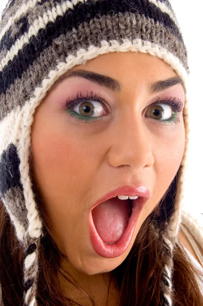 Mujer joven sorprendida en gorra de lana —  Fotos de Stock