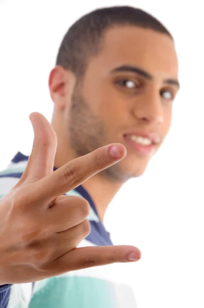 Jovem mostrando gesto de mão de rocha — Fotografia de Stock