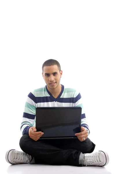 Nastolatek facet pracuje na laptopie — Zdjęcie stockowe