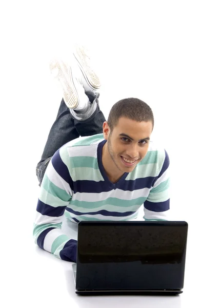 Junger Kerl auf dem Fußboden arbeitet am Laptop — Stockfoto