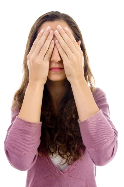 Jonge tiener meisje haar gezicht verbergen — Stockfoto