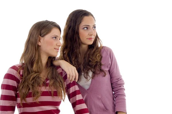 Jovens irmãs olhando para longe e posando — Fotografia de Stock
