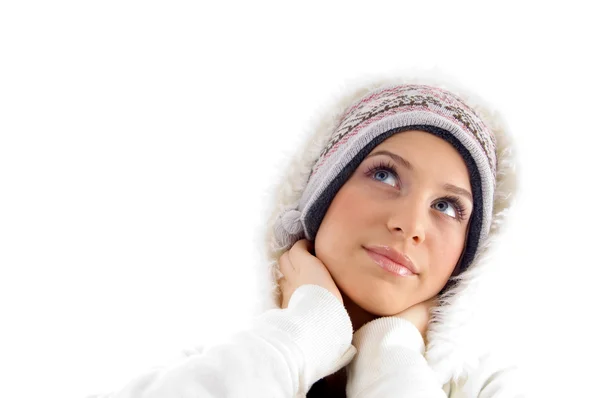 Красивая женщина позирует в зимней одежде — стоковое фото