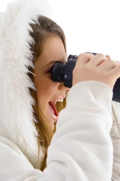Mujer feliz mirando a través de los prismáticos —  Fotos de Stock