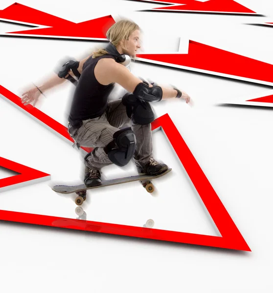 Uomo con skateboard saltare sopra le frecce — Foto Stock