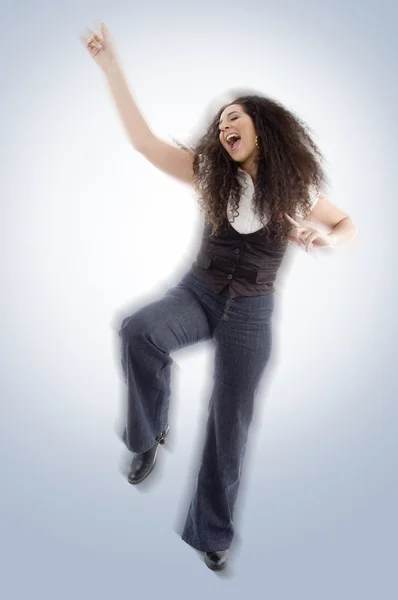 Rozostření obrazu mladých šťastné ženy tančí — Stock fotografie