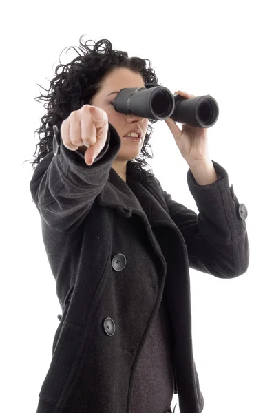 Polohovací žena držící dalekohled — Stock fotografie
