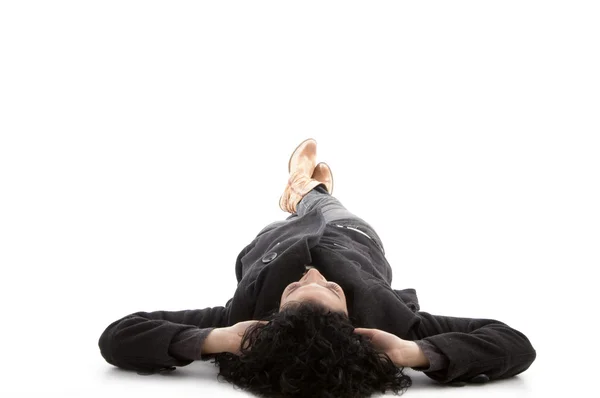 Krásná mladá žena leží na podlaze — Stock fotografie