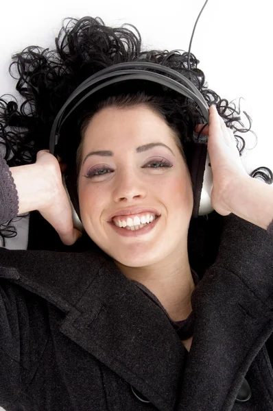 Piękna kobieta korzystających muzyki — Zdjęcie stockowe