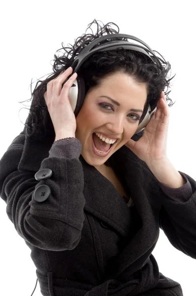Kulaklıklar giyen kadın gülümsüyor — Stok fotoğraf