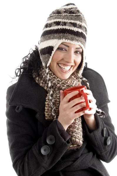 Nő, téli sapka, bögre kávét gazdaság — Stock Fotó