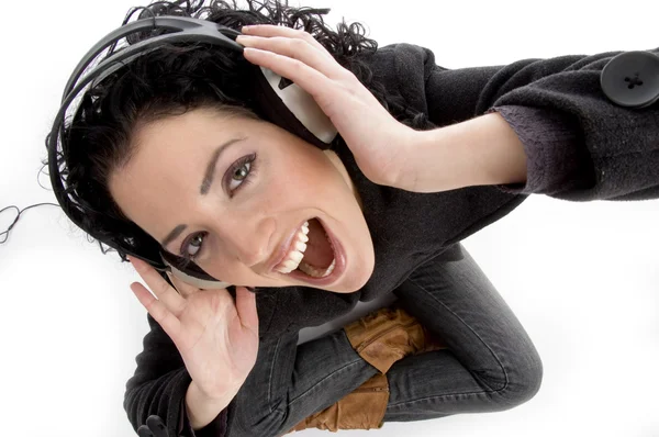 Χαμογελώντας γυναίκα εκμετάλλευση ακουστικά — Φωτογραφία Αρχείου