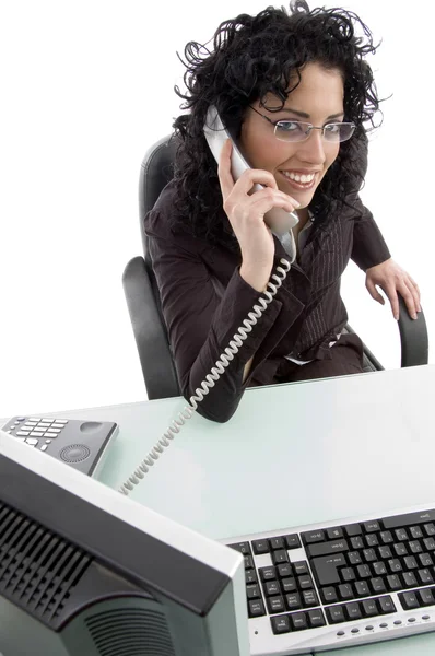 Jonge vrouw beantwoordt telefoongesprek — Stockfoto