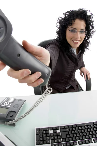 Усміхнена жінка показує телефонний приймач — стокове фото