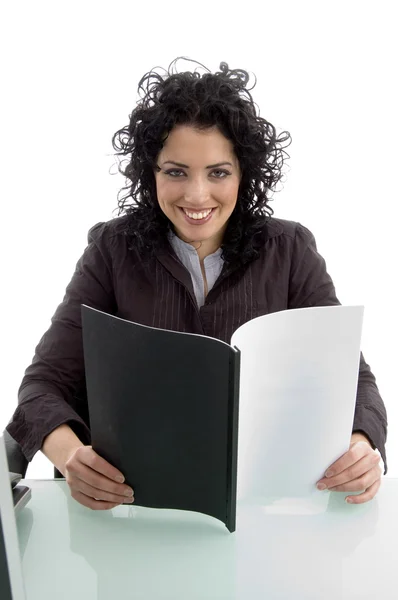 Предпринимательница, читающая досье с документами — стоковое фото