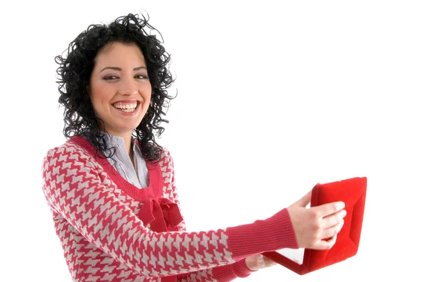 Lächelnde Frau posiert mit Kettenschachtel — Stockfoto