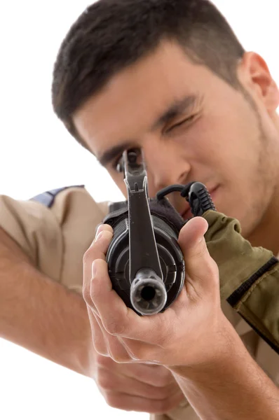 Jeune soldat visé avec un pistolet — Photo