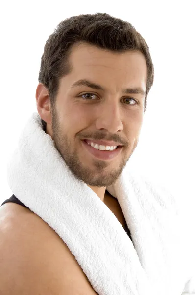 Porträt eines lächelnden Mannes mit Handtuch — Stockfoto
