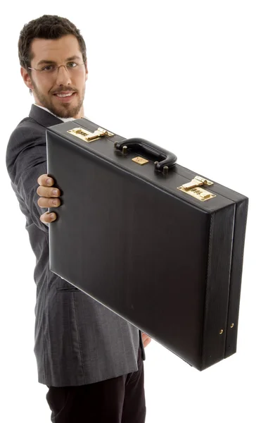 彼のブリーフケースを示す若いエグゼクティブ — ストック写真