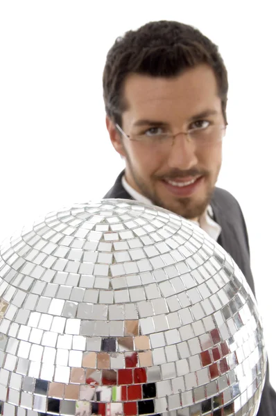 Mladý muž zobrazeno zrcadlová disco koule — Stock fotografie