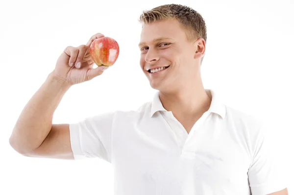 Un homme souriant tenant une pomme — Photo