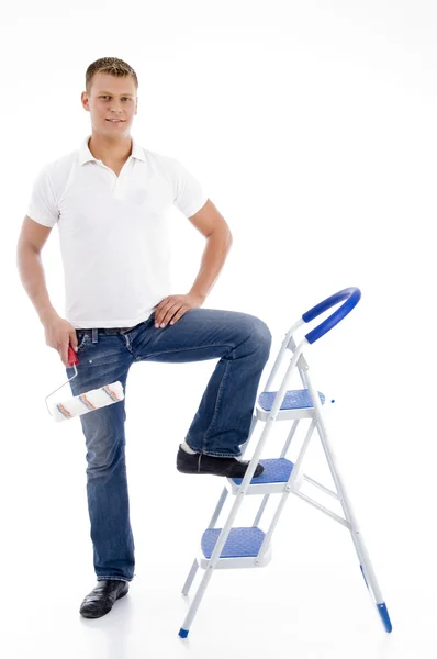 Jeune peintre posant avec des escaliers — Photo