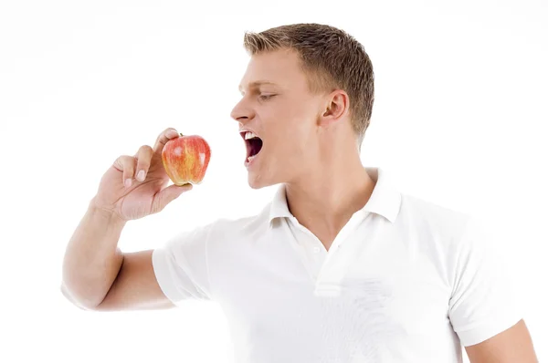 Hombre guapo va a comer una manzana — Foto de Stock