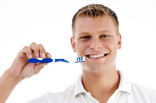 Usmívající se muž ukazuje zubní kartáček — Stock fotografie