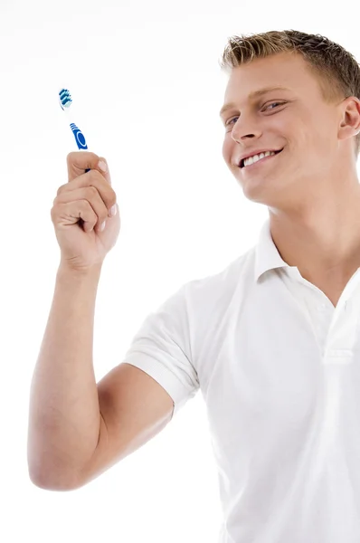 Sonriente macho sosteniendo cepillo de dientes — Foto de Stock