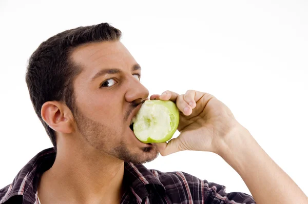 Чоловік дивиться на камеру під час їжі яблуко — стокове фото