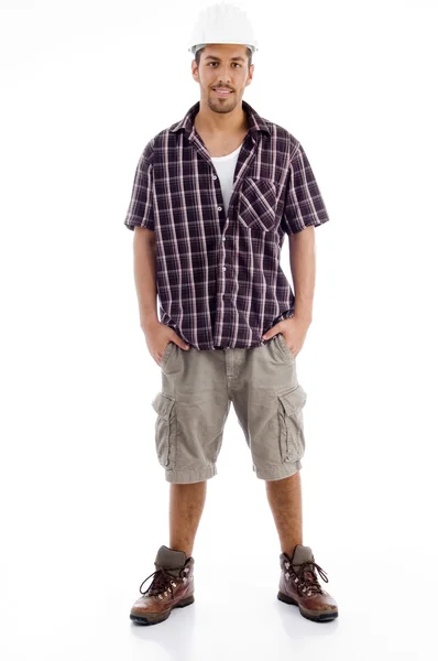 Casual macho usando hardhat y posando — Foto de Stock