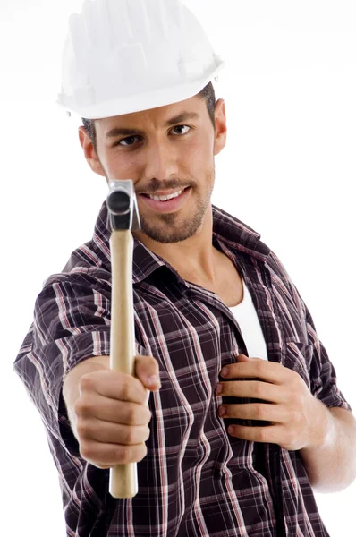 Sorrindo engenheiro mostrando martelo — Fotografia de Stock