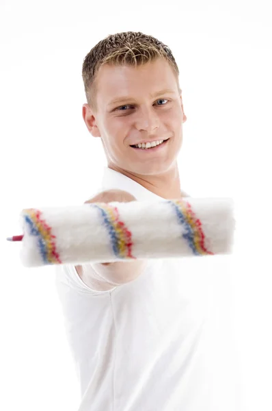 Sonriente macho mostrando rodillo cepillo —  Fotos de Stock