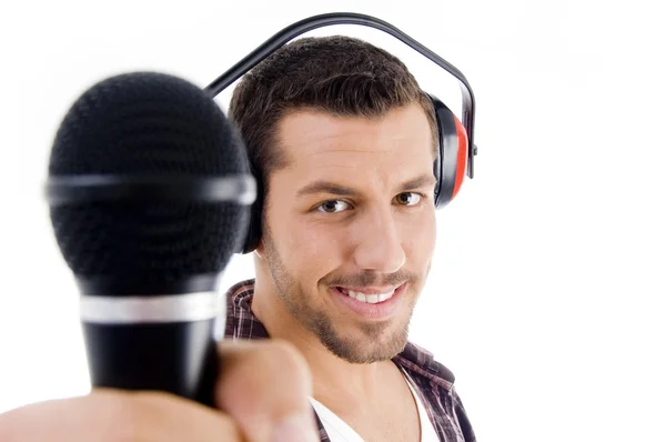 Sorrindo masculino segurando microfone — Fotografia de Stock