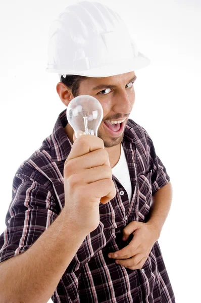 Ingeniero mostrando bombilla eléctrica — Foto de Stock