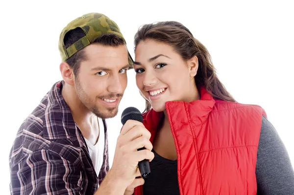 Młody mężczyzna i kobieta piosenkarka z mic — Zdjęcie stockowe