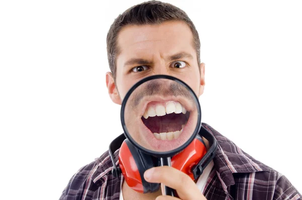 Masculino mostrando dentes através da lente — Fotografia de Stock