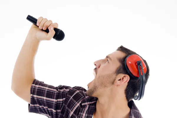 Mężczyzna śpiewa głośno do mikrofonu — Zdjęcie stockowe