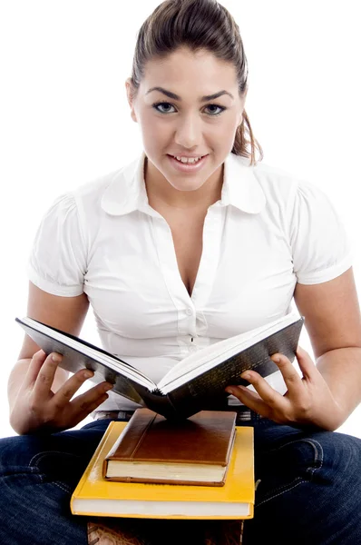 Junge Frau geht Buch lesen — Stockfoto